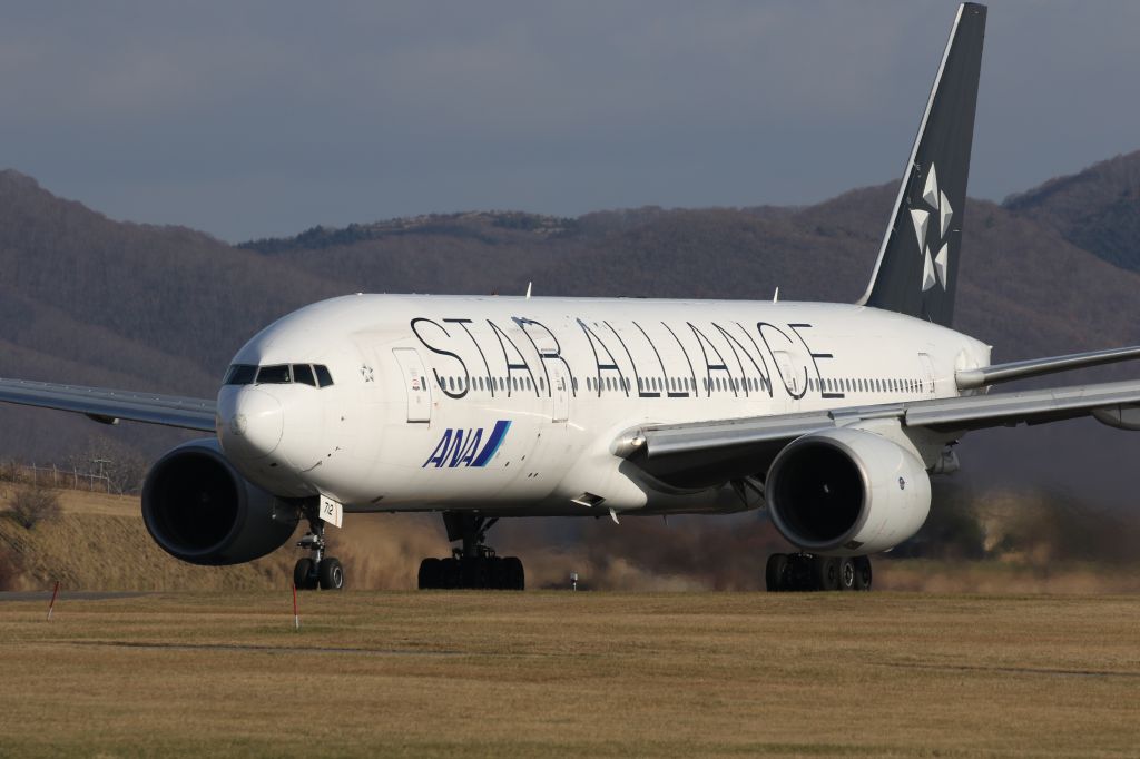 Boeing 777-200 (JA712A) - 13 December 2015:HKD-HND.