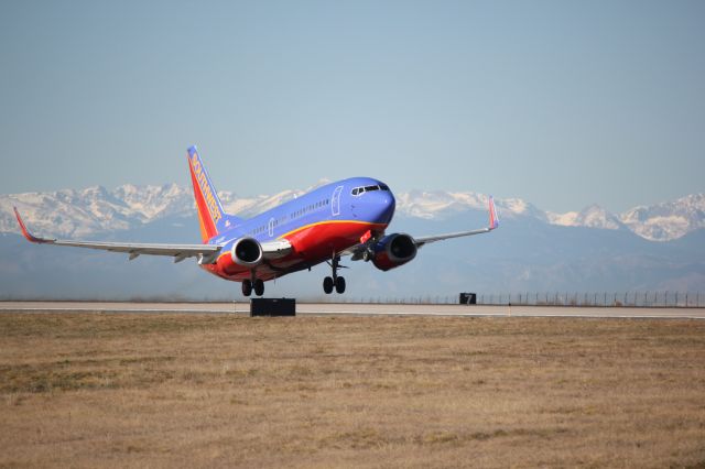 Boeing 737-700 (N643SW) - Departing runway 8