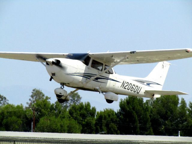 Cessna Skyhawk (N2060U) - Taking off RWY 24