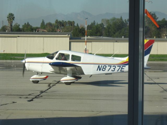 Piper Cherokee (N8737E) - TAXIING AT FULLERTON