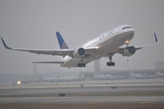 BOEING 767-300 (N663UA) - 1/20/2016: United 1993 Boeing 767-322 (N663UA) departing KIAH