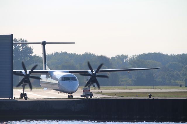 de Havilland Dash 8-400 (C-GLQN) - Taxing to take off on runway 08A