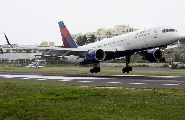 Boeing 757-200 (N692DL)