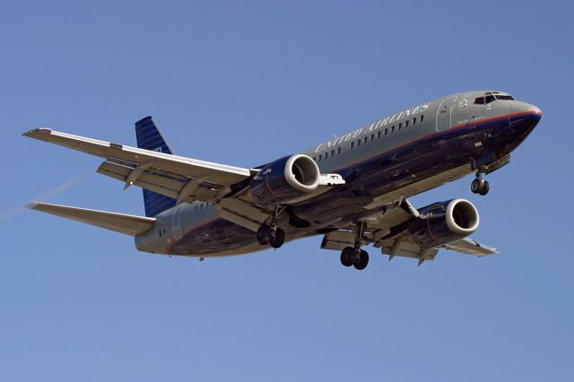 BOEING 737-300 (N309UA) - A United Boeing 737 coming in to KLAX.