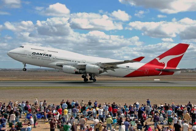 Boeing 747-400 (VH-OJO) - A Queen and her audience - departing the Avalon Airshow, Victoria, March 25, 2007.