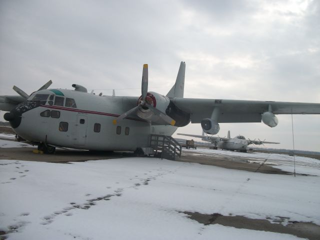 FAIRCHILD (1) Provider (N8190B) - C-123 behind it AW 660.