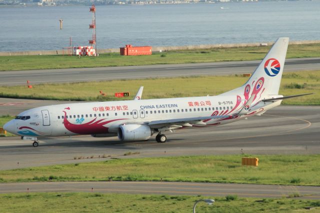 Boeing 737-800 (B-5756)