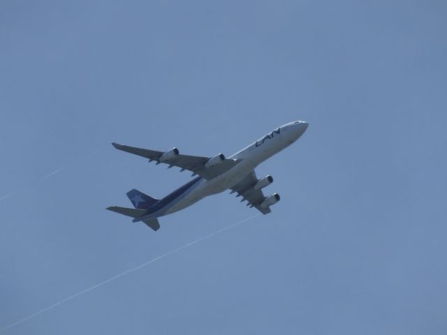 CC-CQA — - Flight LA800, from Sydney, approaching One Tree Hill in  Auckland on 2Jan14