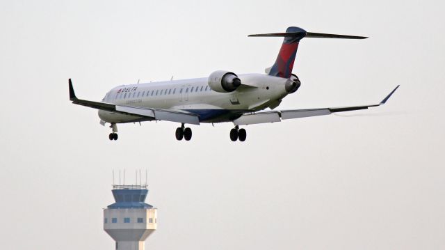 Canadair Regional Jet CRJ-900 (N313PQ)