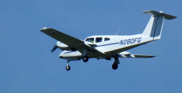 Piper PA-44 Seminole (N280FG) - On short final is this 2021 Piper PA-44-180 Seminole in the Spring of 2022.