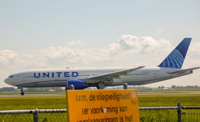 Boeing 777-200 (N226UA) - United B777-222ER cn30226 take off rwy36L 20-05-2023