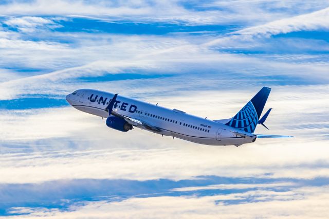 Boeing 737-900 (N39416) - United Airlines 737-900 taking off from PHX on 11/28/22. Taken with a Canon 850D and Tamron 70-200 G2 lens.