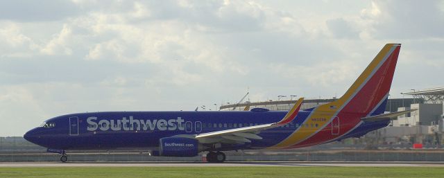 Boeing 737-800 (N8329B)