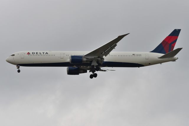 BOEING 767-400 (N842MH) - 23-R 12-16-22