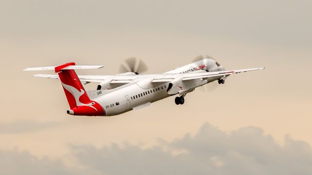 de Havilland Dash 8-400 (VH-QOK)