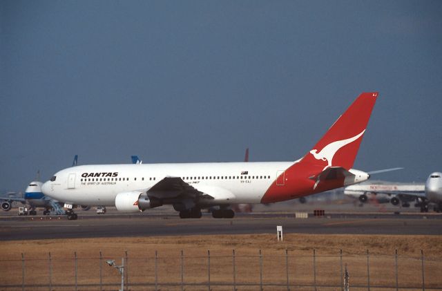 BOEING 767-200 (VH-EAJ) - Departure at Narita Intl Airport Rwy34 on 1989/01/06