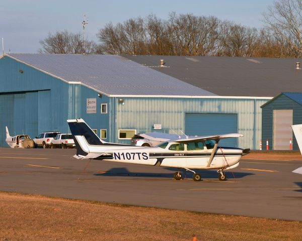 Cessna Skyhawk (N107TS) - Cessna 172RG Cutlass N107TS in Middletown, OH 