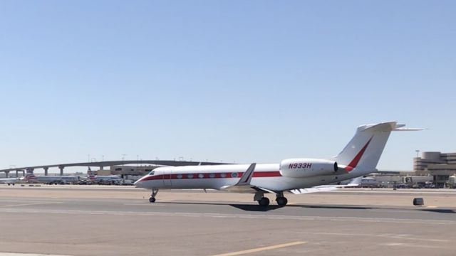 N933H — - Taxing along Alpha taxiway before departure for Colorado Springs. 