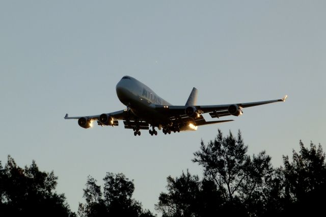 Boeing 747-400 (N477MC)