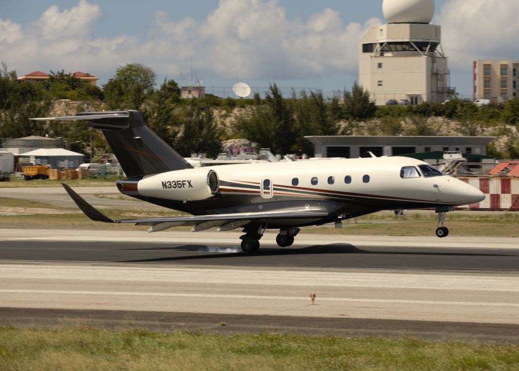 Embraer Legacy 450 (N335FX)