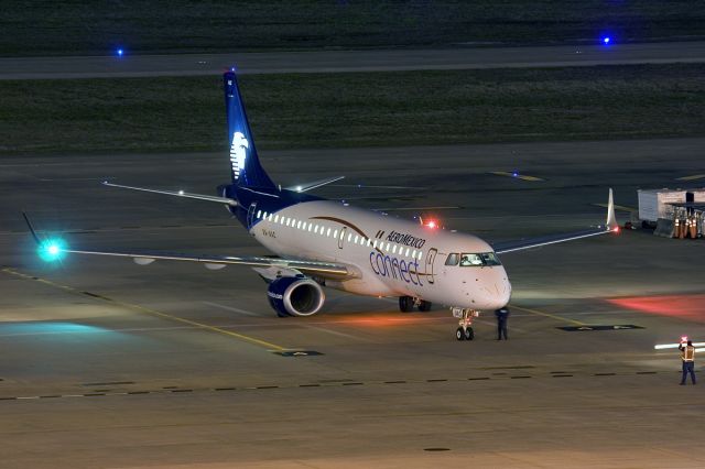 Embraer ERJ-190 (XA-AAC) - Mar. 23, 2008.