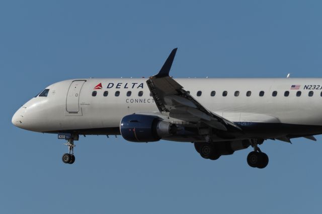 Embraer 175 (N232JQ)