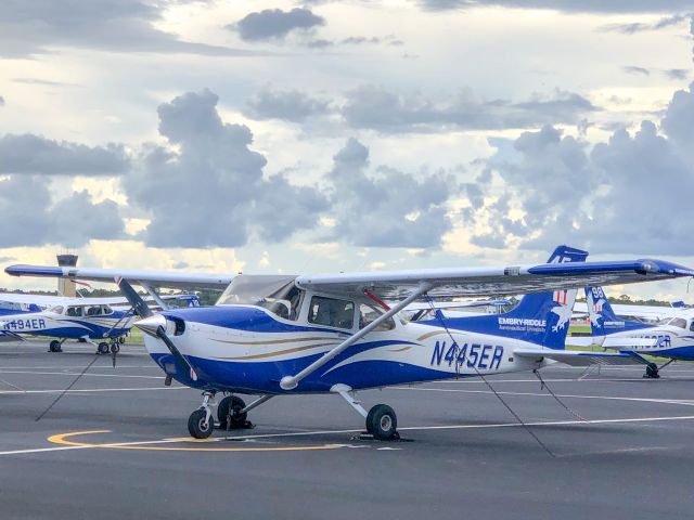 Cessna Skyhawk (N445ER)
