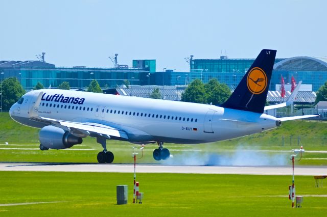 Airbus A320 (D-AIUY)