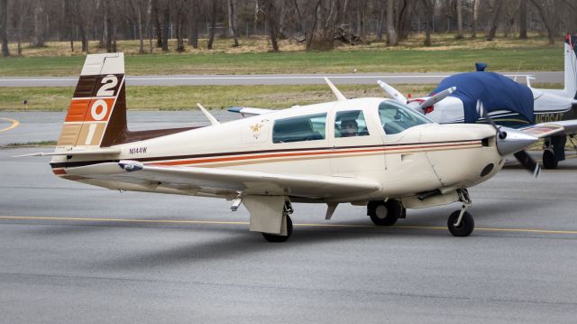 Mooney M-20 (N1144W) - N1144W finding a parking spot after a flight from Easton 