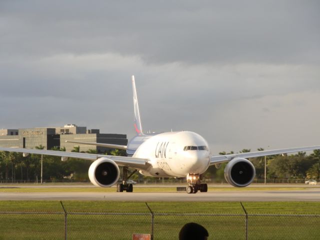 BOEING 777-200LR (N776LA)