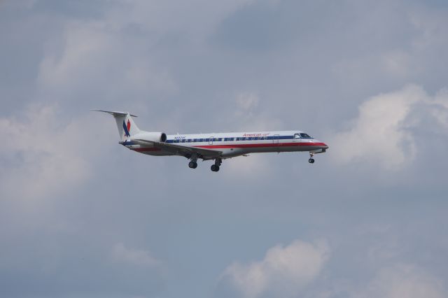 Embraer ERJ-145 (N682AE)