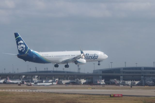 Boeing 737-700 (N224AK)