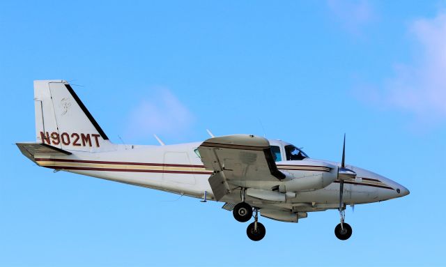 Piper Aztec (N902MT)