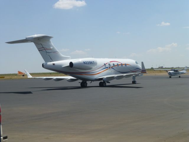 Bombardier Challenger 300 (N228KT)