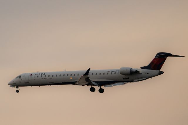 Canadair Regional Jet CRJ-900 (N482PX) - Landing RWY 22 at LGA 1/28/2023