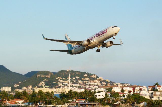 Boeing 737-800 (9Y-KIN)