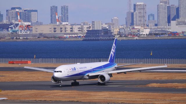 BOEING 777-300 (JA755A)