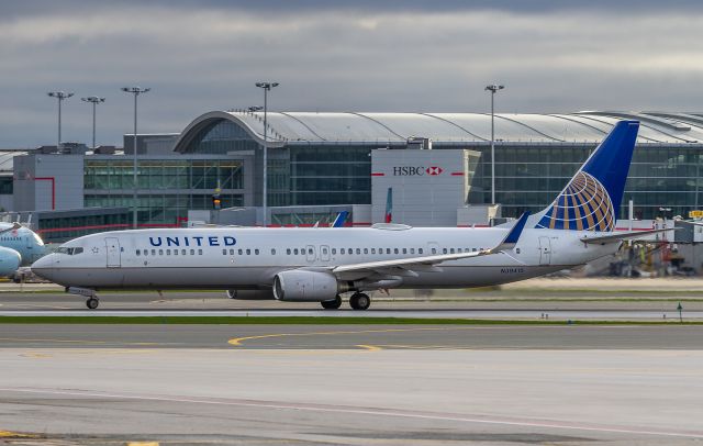 Boeing 737-900 (N39415) - United 547 begins her take off roll on runway 33R and heads to Chicago