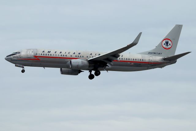 Boeing 737-800 (N905NN) - American's 'Astrojet' arriving from Charlotte