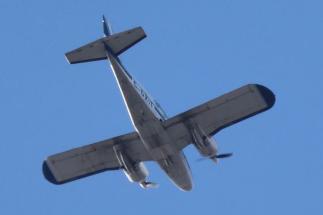Piper Apache (C-GXIT) - C-GXIT Piper Aztec PA-23 250 Cargair Ltd Survolant la ville de Lavaltrie QC. Le 01-04-2025 à 17:18.
