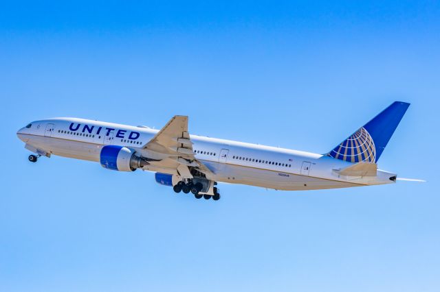 Boeing 777-200 (N222UA) - A United Airlines 777-200 taking off from PHX on 2/9/23 during the Super Bowl rush. Taken with a Canon R7 and Tamron 70-200 G2 lens.