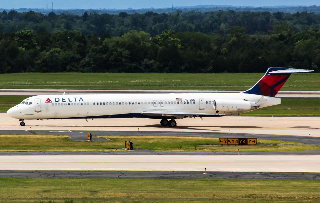 McDonnell Douglas MD-88 (N919DE)