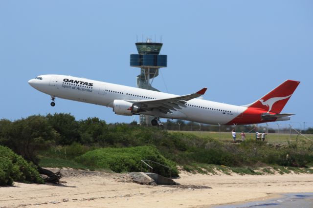 Airbus A330-300 (VH-QPI)