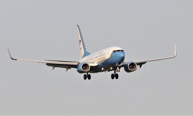 Boeing 737-700 (05-0932) - "spar22" usaf c-40c 05-0932 landing at shannon 20-9-20.