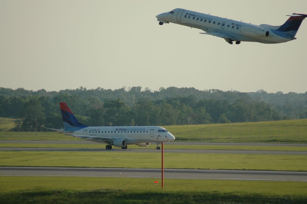 Embraer 170/175 (N870RW) - a E-170 taxing to gate with a ERJ 130 taking off