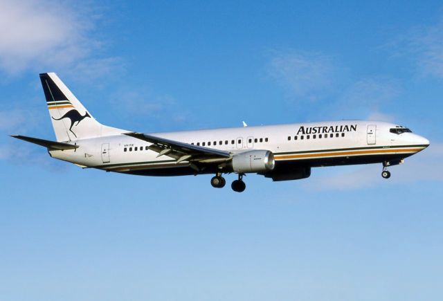 BOEING 737-400 (VH-TJE) - AUSTRALIAN AIRLINES - BOEING 737-476 - REG : VH-TJE (CN 24430/1820) - ADELAIDE INTERNATIONAL AIRPORT SA. AUSTRALIA - YPAD (13/8/1992)