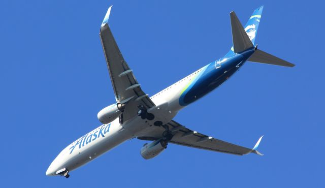 Boeing 737-900 (N280AK) - Nice early morning shot from my front yard.