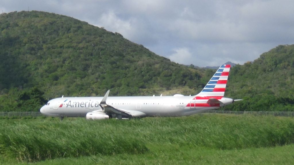 Airbus A321 (N990AU)