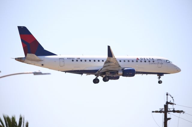 EMBRAER 175 (long wing) (N301SY)
