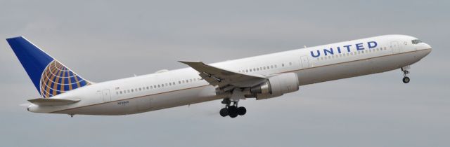 BOEING 767-400 (N76064) - Brake dust coming off the mains.. 